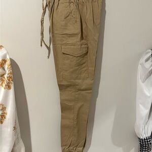 Women’s Tan Cargo Pants NWOT